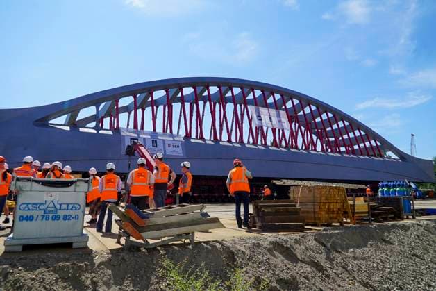 CNTV STERNBRUECKE- Die neue Sternbruecke 108 Meter lang und 21 Meter breite Stabbogenkonstruktion wurde bei ihrem Transport, von vielen Schaulustigen an der Strasse begleitet, von ihrem Parkplatz Brammerfläche an der Max-Brauer-Allee auf die Fahrbahn verschoben worden Heute am 29.07.2026 begann der Transport der neuen Sternbrücke zu ihrem Bestimmungsort an der Kreuzung Stresemannstraße Max-Brauer Allee Hamburg am 29.07.2026 Hamburg Deutschland *** CNTV STERNBRUECKE The new Sternbrücke—a 108-meter-long, 21-meter-wide cable-stayed arch structure—was moved from its parking lot at Brammerfläche on Max Brauer Allee onto the roadway during its transport, accompanied by many onlookers lining the street, from its parking area at Brammerfläche o