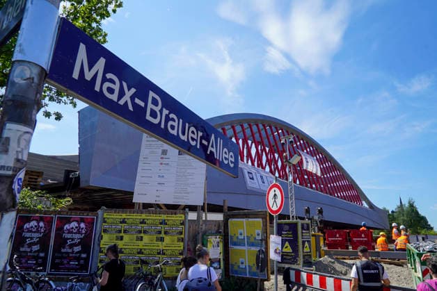 CNTV STERNBRUECKE- Die neue Sternbruecke 108 Meter lang und 21 Meter breite Stabbogenkonstruktion wurde bei ihrem Transport, von vielen Schaulustigen an der Strasse begleitet, von ihrem Parkplatz Brammerfläche an der Max-Brauer-Allee auf die Fahrbahn verschoben worden Heute am 29.07.2026 begann der Transport der neuen Sternbrücke zu ihrem Bestimmungsort an der Kreuzung Stresemannstraße Max-Brauer Allee Hamburg am 29.07.2026 Hamburg Deutschland *** CNTV STERNBRUECKE The new Sternbrücke—a 108-meter-long, 21-meter-wide cable-stayed arch structure—was moved from its parking lot at Brammerfläche on Max Brauer Allee onto the roadway during its transport, accompanied by many onlookers lining the street, from its parking area at Brammerfläche o