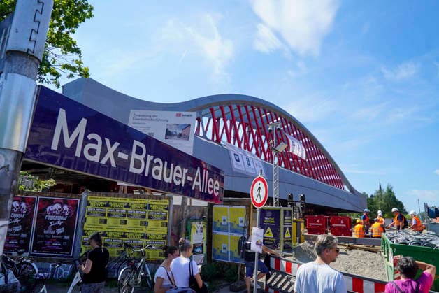CNTV STERNBRUECKE- Die neue Sternbruecke 108 Meter lang und 21 Meter breite Stabbogenkonstruktion wurde bei ihrem Transport, von vielen Schaulustigen an der Strasse begleitet, von ihrem Parkplatz Brammerfläche an der Max-Brauer-Allee auf die Fahrbahn verschoben worden Heute am 29.07.2026 begann der Transport der neuen Sternbrücke zu ihrem Bestimmungsort an der Kreuzung Stresemannstraße Max-Brauer Allee Hamburg am 29.07.2026 Hamburg Deutschland *** CNTV STERNBRUECKE The new Sternbrücke—a 108-meter-long, 21-meter-wide cable-stayed arch structure—was moved from its parking lot at Brammerfläche on Max Brauer Allee onto the roadway during its transport, accompanied by many onlookers lining the street, from its parking area at Brammerfläche o