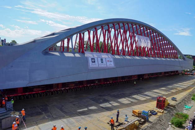 CNTV STERNBRUECKE- Die neue Sternbruecke 108 Meter lang und 21 Meter breite Stabbogenkonstruktion wurde bei ihrem Transport, von vielen Schaulustigen an der Strasse begleitet, von ihrem Parkplatz Brammerfläche an der Max-Brauer-Allee auf die Fahrbahn verschoben worden Heute am 29.07.2026 begann der Transport der neuen Sternbrücke zu ihrem Bestimmungsort an der Kreuzung Stresemannstraße Max-Brauer Allee Hamburg am 29.07.2026 Hamburg Deutschland *** CNTV STERNBRUECKE The new Sternbrücke—a 108-meter-long, 21-meter-wide cable-stayed arch structure—was moved from its parking lot at Brammerfläche on Max Brauer Allee onto the roadway during its transport, accompanied by many onlookers lining the street, from its parking area at Brammerfläche o