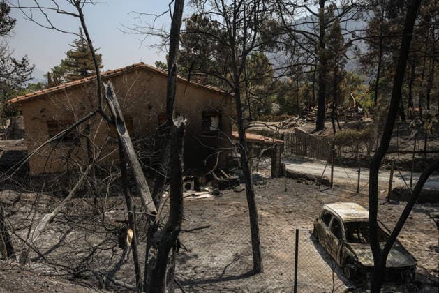 The fire in Burgohondo, Ávila, is not spreading, but it will still take several days to bring it under control. A house and a car were destroyed by the wildfire on the outskirts of Casavieja on July 29, 2026, in Ávila, Castile and León, Spain. The fire suppression director for the Castile and León Regional Government’s Infocal operation at the Burgohondo, Ávila, fire stated that overnight, emergency crews managed to prevent the fire from spreading, however, he warned that it will take many days of work to bring it under control. JULY 29, 2026 Alejandro Martínez Vé Ávila, Castile and León Ávila, Castile and León, Spain  Copyright: xAlejandroxMartinezxVÃ lezx 7694108