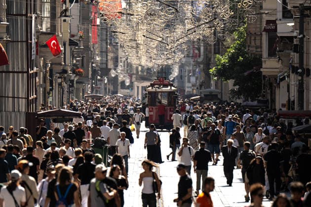 Hot weather in Istanbul ISTANBUL, TURKIYE - JULY 29: Locals and tourists use umbrellas, hats, and fans to cool off from the hot weather in Istanbul, Turkiye on July 29, 2026. Cem Tekkesinoglu Anadolu Istanbul Turkey. Editorial use only. Please get in touch for any other usage.  Copyright: x2026xAnadoluxCemxTekkesinoglux