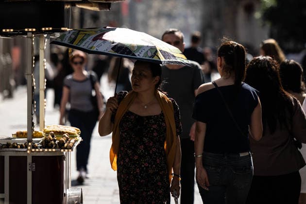 Hot weather in Istanbul ISTANBUL, TURKIYE - JULY 29: Locals and tourists use umbrellas, hats, and fans to cool off from the hot weather in Istanbul, Turkiye on July 29, 2026. Cem Tekkesinoglu Anadolu Istanbul Turkey. Editorial use only. Please get in touch for any other usage.  Copyright: x2026xAnadoluxCemxTekkesinoglux