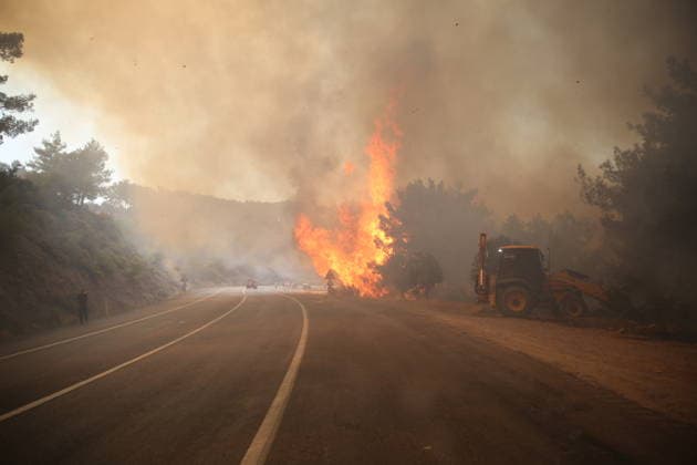Firefighting efforts continue in Turkiye s Mugla MUGLA, TURKIYE - JULY 29: A view of flames as firefighters battle the wildfire with ground and aerial operations in Seydikemer district of Mugla, Turkiye on July 29, 2026. Fatih Hepokur Anadolu Mugla Turkey. Editorial use only. Please get in touch for any other usage.  Copyright: x2026xAnadoluxFatihxHepokurx