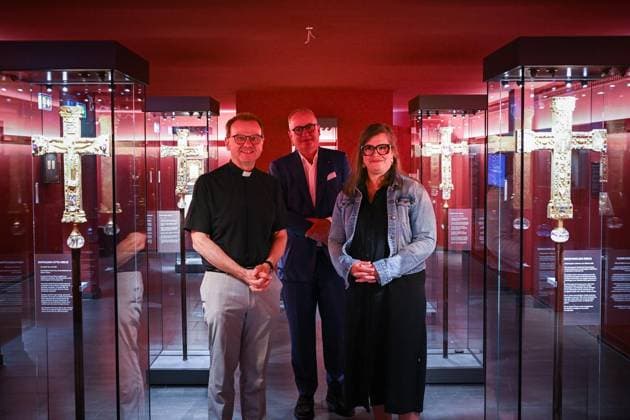 Presserundgang Essener Domschatz ** NUR FÜR REDAKTIONELLE ZWECKE ** EDITORIAL USE ONLY **<p>(v.l.) Domprobst Michael Dörnemann, Arnd Brechmann und Domschatzkammer-Leiterin Andrea Wegener, während eines Presserundgangs im Essener Domschatz, am 29.07.2026 in Essen. Deutschland NRW Essen Copyright: SocratesxTassos *** Press Tour of the Essen Cathedral Treasury ** FOR EDITORIAL USE ONLY ** EDITORIAL USE ONLY ** From left to right: Cathedral Provost Michael Dörnemann, Arnd Brechmann, and Cathedral Treasury Director Andrea Wegener during a press tour of the Essen Cathedral Treasury on July 29, 2026, in Essen, Germany (North Rhine-Westphalia). Copyright SocratesxTassos Copyright: SocratesxTassos doc86xfcrrsrle13rty2vum ,EDITORIAL USE ONLY