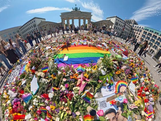 Zahlreiche Menschen haben vor dem Brandenburger Tor Blumen, Kerzen, Regenbogenfahnen niedergelegt und trauern um die Opfer des CSD-Anschlags, Mittwochnachmittag, Berlin, 29. Juli 2026 Deutschland, Berlin, 29. Juli 2026, Gedenkort für die Opfer des CSD-Anschlags, zahlreiche Menschen haben vor dem Brandenburger Tor Blumen, Kerzen, Regenbogenfahnen niedergelegt, einen Erinnerungsort geschaffen, im Mittelpunkt liegt eine Regenbogenfahne mit einem Exemplar des Grundgesetzes, das Blumenmeer setzt ein sichtbares Zeichen gegen Hass und Gewalt, Szene am Mittwochnachmittag um 16:30 Uhr, knapp vier Tage nach dem islamistischen Terroranschlag im Tiergarten, bei dem ein Mensch starb und weitere teils schwer verletzt wurden, *** Numerous people have lai