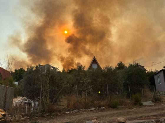 Firefighting efforts continue in Antalya s Kumluca ANTALYA, TURKIYE - JULY 29: Smoke rising from right next to the settlements is covering the sky as firefighters and Turkish General Directorate of Forestry teams continue their efforts to extinguish the fire that broke out in the forest area from air and land in Kumluca district of Antalya, Turkiye on July 29, 2026. Mehmet Cakmak Anadolu Antalya Turkey. Editorial use only. Please get in touch for any other usage.  Copyright: x2026xAnadoluxMehmetxCakmakx