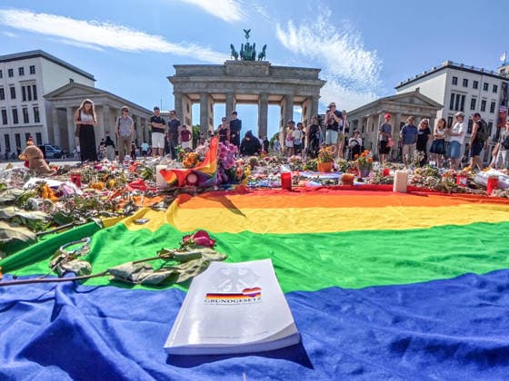 Grundgesetz und Regenbogenflagge liegen im Mittelpunkt des Gedenkorts für die Opfer des CSD-Anschlags, Mittwochnachmittag, Berlin, 29. Juli 2026 Deutschland, Berlin, 29. Juli 2026, Grundgesetz und Regenbogenflagge liegen im Mittelpunkt des Gedenkorts für die Opfer des CSD-Anschlags, zahlreiche Menschen haben vor dem Brandenburger Tor Blumen, Kerzen, Regenbogenfahnen niedergelegt, einen Erinnerungsort geschaffen, idas Blumenmeer setzt ein sichtbares Zeichen gegen Hass und Gewalt, Szene am Mittwochnachmittag um 16:30 Uhr, knapp vier Tage nach dem islamistischen Terroranschlag im Tiergarten, bei dem ein Mensch starb und weitere teils schwer verletzt wurden, *** The Basic Law and the rainbow flag are the focal points of the memorial site for