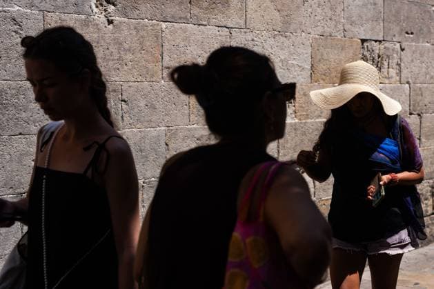Fourth heatwave of the summer in Spain. BARCELONA, SPAIN - JULY 29, 2026. Tourists stroll through Barcelona s Gothic Quarter during the first day of the summer s fourth heatwave in Spain. Local authorities have issued high-temperature alerts across Catalonia, urging residents and visitors to take precautions against extreme heat expected to last throughout the week. Barcelona ES Copyright: x xMarcxAsensioxClupesx xJNAxPressx