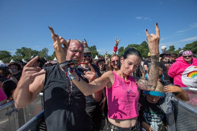 Das 35. Wacken Open Air ist offiziell eröffnet. Heute um 15 Uhr und 30 Minuten eröffnete das sonnigste Wacken Open Air seit Jahren seine Tore und das Infield für zehntausende Fans, die vor die Bühnen stürmten. Wacken Wacken open Air Schleswig Holstein Deutschland IVDJ7385 *** The 35th Wacken Open Air is officially open. Today at 3:30 p.m., the sunniest Wacken Open Air in years opened its gates and the infield to tens of thousands of fans, who rushed toward the stages Wacken Wacken Open Air Schleswig-Holstein Germany IVDJ7385