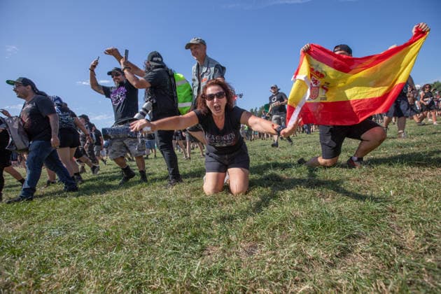 Das 35. Wacken Open Air ist offiziell eröffnet. Heute um 15 Uhr und 30 Minuten eröffnete das sonnigste Wacken Open Air seit Jahren seine Tore und das Infield für zehntausende Fans, die vor die Bühnen stürmten. Wacken Wacken open Air Schleswig Holstein Deutschland IVDJ7502 *** The 35th Wacken Open Air is officially open. Today at 3:30 p.m., the sunniest Wacken Open Air in years opened its gates and the infield to tens of thousands of fans, who rushed toward the stages Wacken Wacken Open Air Schleswig-Holstein Germany IVDJ7502