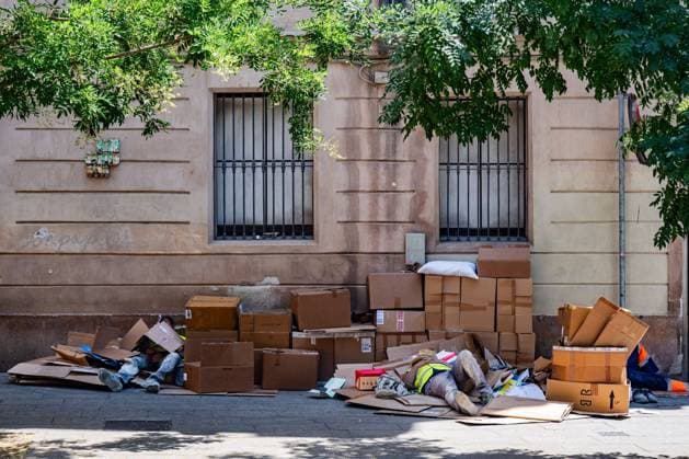 July 29, 2026, Barcelona, ES: BARCELONA, SPAIN - JULY 29, 2026. Construction workers rest on cardboard in the shade at Portal de l Angel after spending several hours working in the sun on the first day of the summer s fourth heatwave in Spain. Local authorities have issued high-temperature alerts across Catalonia, urging residents and visitors to take precautions against extreme heat expected to last throughout the week. Barcelona ES  - ZUMAq101 20260729_zna_q101_104 Copyright: xMarcxAsensioxClupesx