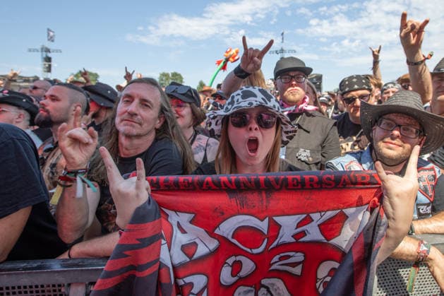 Das 35. Wacken Open Air ist offiziell eröffnet. Heute um 15 Uhr und 30 Minuten eröffnete das sonnigste Wacken Open Air seit Jahren seine Tore und das Infield für zehntausende Fans, die vor die Bühnen stürmten. Wacken Wacken open Air Schleswig Holstein Deutschland IVDJ7331 *** The 35th Wacken Open Air is officially open. Today at 3:30 p.m., the sunniest Wacken Open Air in years opened its gates and the infield to tens of thousands of fans, who rushed toward the stages Wacken Wacken Open Air Schleswig-Holstein Germany IVDJ7331