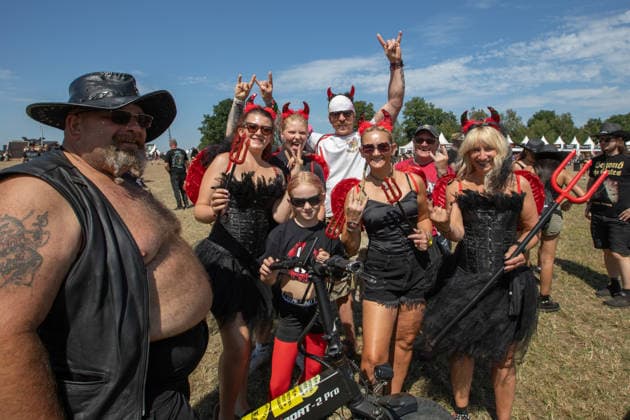 Das 35. Wacken Open Air ist offiziell eröffnet. Heute um 15 Uhr und 30 Minuten eröffnete das sonnigste Wacken Open Air seit Jahren seine Tore und das Infield für zehntausende Fans, die vor die Bühnen stürmten. Wacken Wacken open Air Schleswig Holstein Deutschland IVDJ7336 *** The 35th Wacken Open Air is officially open. Today at 3:30 p.m., the sunniest Wacken Open Air in years opened its gates and the infield to tens of thousands of fans, who rushed toward the stages Wacken Wacken Open Air Schleswig-Holstein Germany IVDJ7336