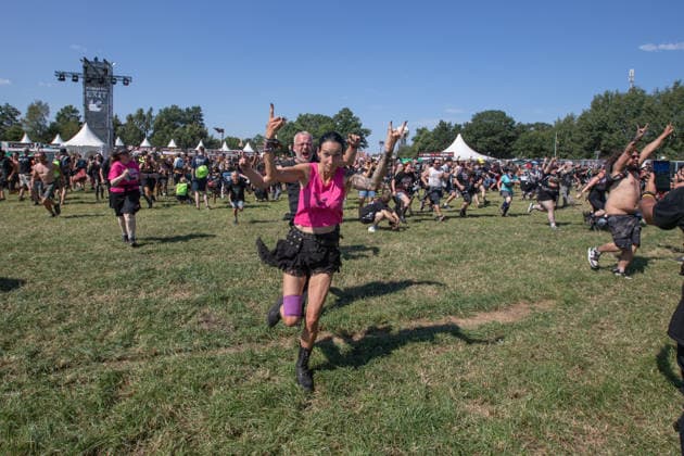 Das 35. Wacken Open Air ist offiziell eröffnet. Heute um 15 Uhr und 30 Minuten eröffnete das sonnigste Wacken Open Air seit Jahren seine Tore und das Infield für zehntausende Fans, die vor die Bühnen stürmten. Wacken Wacken open Air Schleswig Holstein Deutschland IVDJ7456 *** The 35th Wacken Open Air is officially open. Today at 3:30 p.m., the sunniest Wacken Open Air in years opened its gates and the infield to tens of thousands of fans, who rushed toward the stages Wacken Wacken Open Air Schleswig-Holstein Germany IVDJ7456