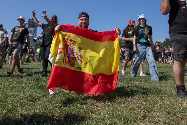 Das 35. Wacken Open Air ist offiziell eröffnet. Heute um 15 Uhr und 30 Minuten eröffnete das sonnigste Wacken Open Air seit Jahren seine Tore und das Infield für zehntausende Fans, die vor die Bühnen stürmten. Wacken Wacken open Air Schleswig Holstein Deutschland IVDJ7492 *** The 35th Wacken Open Air is officially open. Today at 3:30 p.m., the sunniest Wacken Open Air in years opened its gates and the infield to tens of thousands of fans, who rushed toward the stages Wacken Wacken Open Air Schleswig-Holstein Germany IVDJ7492