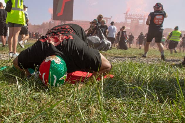 Das 35. Wacken Open Air ist offiziell eröffnet. Heute um 15 Uhr und 30 Minuten eröffnete das sonnigste Wacken Open Air seit Jahren seine Tore und das Infield für zehntausende Fans, die vor die Bühnen stürmten. Wacken Wacken open Air Schleswig Holstein Deutschland IVDJ7522 *** The 35th Wacken Open Air is officially open. Today at 3:30 p.m., the sunniest Wacken Open Air in years opened its gates and the infield to tens of thousands of fans, who rushed toward the stages Wacken Wacken Open Air Schleswig-Holstein Germany IVDJ7522