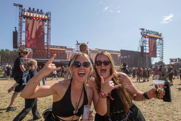 Das 35. Wacken Open Air ist offiziell eröffnet. Heute um 15 Uhr und 30 Minuten eröffnete das sonnigste Wacken Open Air seit Jahren seine Tore und das Infield für zehntausende Fans, die vor die Bühnen stürmten. Wacken Wacken open Air Schleswig Holstein Deutschland IVDJ7548 *** The 35th Wacken Open Air is officially open. Today at 3:30 p.m., the sunniest Wacken Open Air in years opened its gates and the infield to tens of thousands of fans, who rushed toward the stages Wacken Wacken Open Air Schleswig-Holstein Germany IVDJ7548