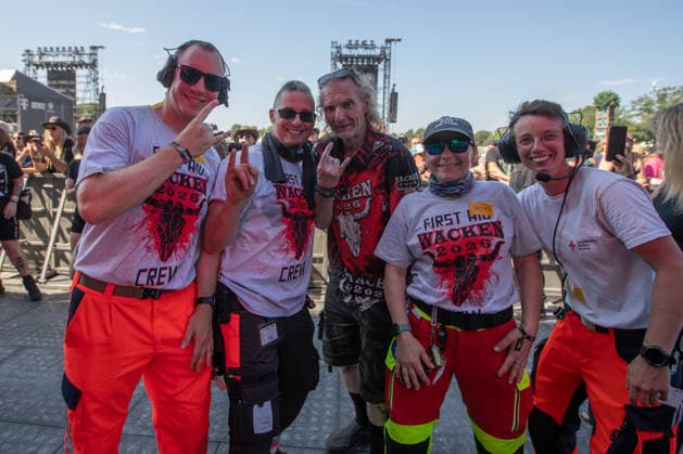 Das 35. Wacken Open Air ist offiziell eröffnet. Heute um 15 Uhr und 30 Minuten eröffnete das sonnigste Wacken Open Air seit Jahren seine Tore und das Infield für zehntausende Fans, die vor die Bühnen stürmten. Holger Hübner mit Rettungskräften direkt vor der Hauptbühne Wacken Wacken open Air Schleswig Holstein Deutschland IVDJ7566 *** The 35th Wacken Open Air is officially open. Today at 3:30 p.m., the sunniest Wacken Open Air in years opened its gates and the infield to tens of thousands of fans, who rushed toward the stages. Holger Hübner with emergency responders right in front of the main stage. Wacken, Wacken Open Air, Schleswig-Holstein, Germany. IVDJ7566