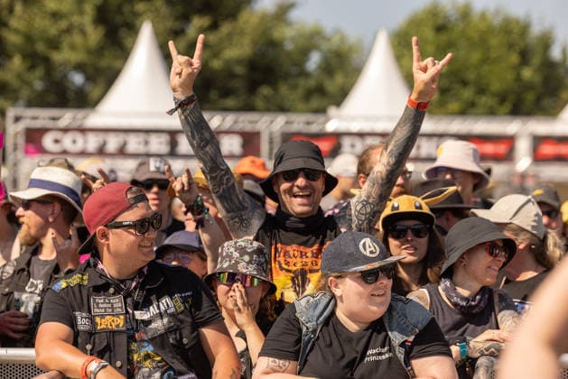 Das 35. Wacken Open Air ist offiziell eröffnet. Heute um 15 Uhr und 30 Minuten eröffnete das sonnigste Wacken Open Air seit Jahren seine Tore und das Infield für zehntausende Fans, die vor die Bühnen stürmten. Wacken Wacken open Air Schleswig Holstein Deutschland _5DL8842 *** The 35th Wacken Open Air is officially open. Today at 3:30 p.m., the sunniest Wacken Open Air in years opened its gates and the infield to tens of thousands of fans, who rushed toward the stages Wacken Wacken Open Air Schleswig-Holstein Germany 5DL8842