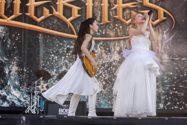 Das 35. Wacken Open Air ist offiziell eröffnet. Heute um 15 Uhr und 30 Minuten eröffnete das sonnigste Wacken Open Air seit Jahren seine Tore und das Infield für zehntausende Fans, die vor die Bühnen stürmten. Eröffnungsband waren Lovebites aus Japan Wacken Wacken open Air Schleswig Holstein Deutschland _5DL8950 *** The 35th Wacken Open Air is officially open. Today at 3:30 p.m., the sunniest Wacken Open Air in years opened its gates and the infield to tens of thousands of fans, who rushed toward the stages. The opening act was Lovebites from Japan. Wacken, Wacken Open Air, Schleswig-Holstein, Germany, 5DL8950