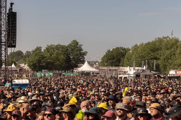 Das 35. Wacken Open Air ist offiziell eröffnet. Heute um 15 Uhr und 30 Minuten eröffnete das sonnigste Wacken Open Air seit Jahren seine Tore und das Infield für zehntausende Fans, die vor die Bühnen stürmten. Wacken Wacken open Air Schleswig Holstein Deutschland _5DL8968 *** The 35th Wacken Open Air is officially open. Today at 3:30 p.m., the sunniest Wacken Open Air in years opened its gates and the infield to tens of thousands of fans, who rushed toward the stages Wacken Wacken Open Air Schleswig-Holstein Germany 5DL8968