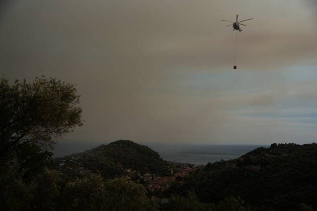 Forest fire in the Greek island of Lesbos LESBOS, GREECE - JULY 29: A helicopter carries water to extinguish fire as smoke from the fire area fills the sky while teams continue their efforts to extinguish the fire that broke out in the forest area from air and land in the Plomari town on Lesbos island, Greece on July 29, 2026. Panagiotis Balaskas Anadolu Lesbos Greece. Editorial use only. Please get in touch for any other usage.  Copyright: x2026xAnadoluxPanagiotisxBalaskasx