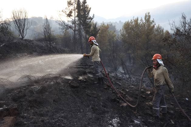 Firefighting efforts continue against wildfire in Antalya ANTALYA, TURKIYE - JULY 29: Firefighters respond to a fire that broke out in a forested area with helicopters in the Kumluca district of Antalya, Turkiye, on July 29, 2026. Suleyman Elcin Anadolu Antalya Turkey. Editorial use only. Please get in touch for any other usage.  Copyright: x2026xAnadoluxSuleymanxElcinx