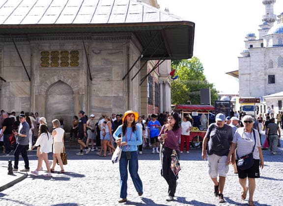 Hot weather in Istanbul ISTANBUL, TURKIYE - JULY 29: Domestic and foreign tourists try to protect themselves from the hot weather by using umbrellas, hats and hand fans as hot weather takes effect in Eminonu and the surrounding area of Istanbul, Turkiye, on July 29, 2026. Esra Bilgin Anadolu Istanbul Turkey. Editorial use only. Please get in touch for any other usage.  Copyright: x2026xAnadoluxEsraxBilginx