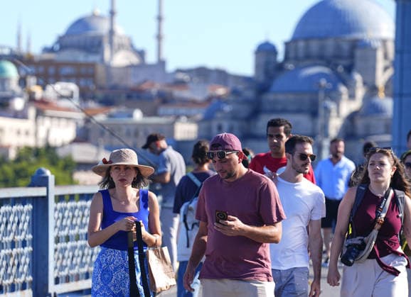 Hot weather in Istanbul ISTANBUL, TURKIYE - JULY 29: Domestic and foreign tourists try to protect themselves from the hot weather by using umbrellas, hats and hand fans as hot weather takes effect in Eminonu and the surrounding area of Istanbul, Turkiye, on July 29, 2026. Esra Bilgin Anadolu Istanbul Turkey. Editorial use only. Please get in touch for any other usage.  Copyright: x2026xAnadoluxEsraxBilginx