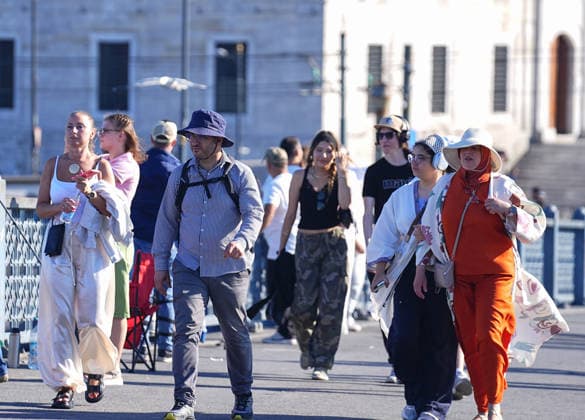 Hot weather in Istanbul ISTANBUL, TURKIYE - JULY 29: Domestic and foreign tourists try to protect themselves from the hot weather by using umbrellas, hats and hand fans as hot weather takes effect in Eminonu and the surrounding area of Istanbul, Turkiye, on July 29, 2026. Esra Bilgin Anadolu Istanbul Turkey. Editorial use only. Please get in touch for any other usage.  Copyright: x2026xAnadoluxEsraxBilginx