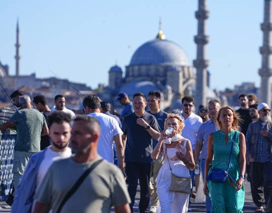 Hot weather in Istanbul ISTANBUL, TURKIYE - JULY 29: Domestic and foreign tourists try to protect themselves from the hot weather by using umbrellas, hats and hand fans as hot weather takes effect in Eminonu and the surrounding area of Istanbul, Turkiye, on July 29, 2026. Esra Bilgin Anadolu Istanbul Turkey. Editorial use only. Please get in touch for any other usage.  Copyright: x2026xAnadoluxEsraxBilginx