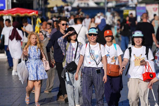 Hot weather in Istanbul ISTANBUL, TURKIYE - JULY 29: Domestic and foreign tourists try to protect themselves from the hot weather by using umbrellas, hats and hand fans as hot weather takes effect in Eminonu and the surrounding area of Istanbul, Turkiye, on July 29, 2026. Esra Bilgin Anadolu Istanbul Turkey. Editorial use only. Please get in touch for any other usage.  Copyright: x2026xAnadoluxEsraxBilginx