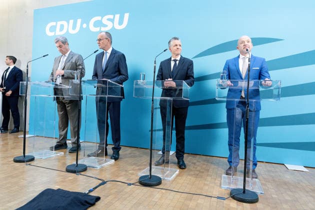 Pressestatement, Sondersitzung, CDU CSU-Bundestagsfraktion Bundestag, Jakob-Kaiser-Haus, Pressestatement, Sondersitzung, CDU CSU-Bundestagsfraktion, Bundeskanzler, Friedrich Merz, Fraktionsvorsitzender, Thorsten Frei,Alexander Hoffmann, Markus Söder, Ministerpräsident, Bayern Berlin Berlin GER *** Press Statement, Special Session, CDU CSU Parliamentary Group in the Bundestag, Jakob Kaiser House, Press Statement, Special Session, CDU CSU Parliamentary Group in the Bundestag, Federal Chancellor, Friedrich Merz, Parliamentary Group Chair, Thorsten Frei, Alexander Hoffmann, Markus Söder, Minister-President, Bavaria, Berlin, Berlin, GER