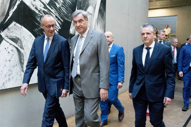 Pressestatement, Sondersitzung, CDU CSU-Bundestagsfraktion Bundestag, Jakob-Kaiser-Haus, Pressestatement, Sondersitzung, CDU CSU-Bundestagsfraktion, Bundeskanzler, Friedrich Merz, Fraktionsvorsitzender, Thorsten Frei,Alexander Hoffmann, Markus Söder, Ministerpräsident, Bayern Berlin Berlin GER *** Press Statement, Special Session, CDU CSU Parliamentary Group in the Bundestag, Jakob Kaiser House, Press Statement, Special Session, CDU CSU Parliamentary Group in the Bundestag, Federal Chancellor, Friedrich Merz, Parliamentary Group Chair, Thorsten Frei, Alexander Hoffmann, Markus Söder, Minister-President, Bavaria, Berlin, Berlin, GER
