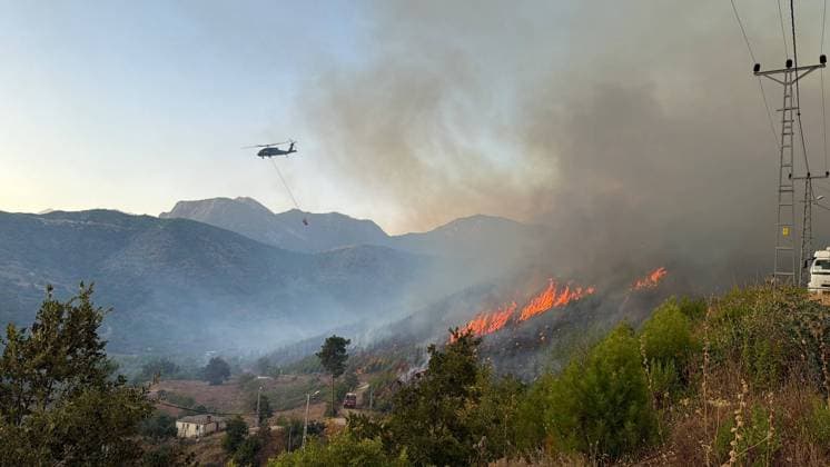 Firefighting efforts continue against wildfire in Antalya ANTALYA, TURKIYE - JULY 29: Aerial and ground crews battle a forest fire in the Alanya district of Antalya, Turkiye, on July 29, 2026. Mert Canturk Anadolu Antalya Turkey. Editorial use only. Please get in touch for any other usage.  Copyright: x2026xAnadoluxMertxCanturkx