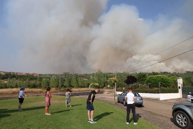 Five planes, three helicopters, and seven Miteco brigades are working to combat four wildfires in Castile and León. Several people watch the fire on July 29, 2026, in San Cipriano, León, Castile and León, Spain. Five planes, three helicopters, and seven firefighting crews from the Ministry for Economic Transition and the Democratic Challenge (Miteco) are working to combat four active wildfires in Castile and León. July 29, 2026, San Cipriano, León, Castile and L San Cipriano, León, Castile and L, Spain  Copyright: xFernandoxOterox 7694366