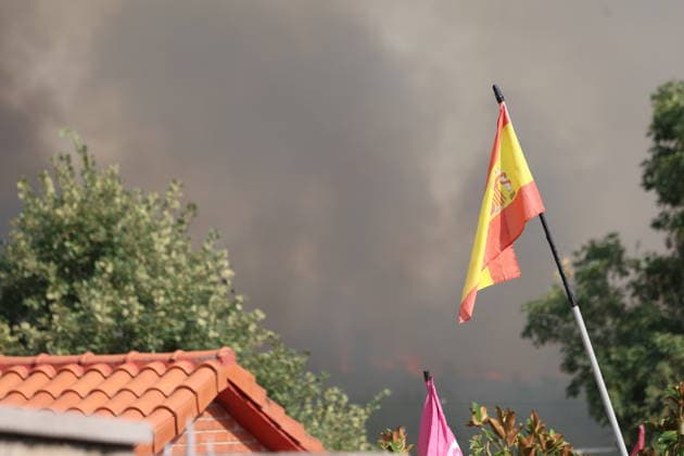 Five planes, three helicopters, and seven Miteco brigades are working to combat four wildfires in Castile and León. View of the fire on July 29, 2026, in San Cipriano, León, Castile and León, Spain. Five planes, three helicopters, and seven firefighting crews from the Ministry for Economic Transition and the Democratic Challenge (Miteco) are working to combat four active wildfires in Castile and León on July 29, 2026, in San Cipriano, León, Castile and León San Cipriano, León, Castile and León, Spain  Copyright: xFernandoxOterox 7694367