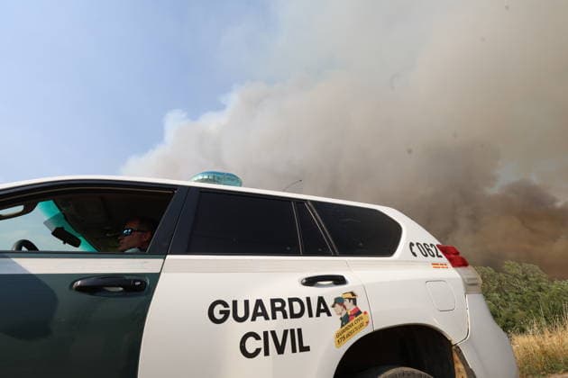 Five planes, three helicopters, and seven Miteco brigades are working to combat four wildfires in Castile and León. View of the fire on July 29, 2026, in San Cipriano, León, Castile and León, Spain. Five planes, three helicopters, and seven firefighting crews from the Ministry for Economic Transition and the Democratic Challenge (Miteco) are working to combat four active wildfires in Castile and León on July 29, 2026, in San Cipriano, León, Castile and León San Cipriano, León, Castile and León, Spain  Copyright: xFernandoxOterox 7694368