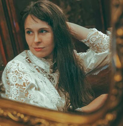 Woman in lace blouse looks in antique mirror Moscow, Moscow, Russia R_VDXM260722-2084741-01 ,model released, Symbolfoto ,property released