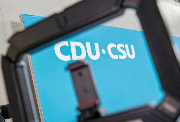 Medien warten auf die Pressekonferenz nach der Fraktionssitzung. EUR, Deutschland, Berlin: 29.07.2026: Langes warten der Medien auf die Pressekonferenz nach der Fraktionssitzung von Markus Söder (CSU) Ministerpäsident des Freistaates Bayern, Bundeskanzler Friedrich Merz (CDU), Thorsten Frei (CDU) Vorsitzender der CDU CSU-Bundestagsfraktion und Alexander Hoffmann (CSU) stellv. Vorsitzender der CDU CSU-Bundestagsfraktion. *** Media await the press conference following the parliamentary group meeting EUR, Germany, Berlin, July 29, 2026 The media wait a long time for the press conference following the parliamentary group meeting of Markus Söder, CSU Minister-President of the Free State of Bavaria, and Federal Chancellor Friedrich Merz, CDU
