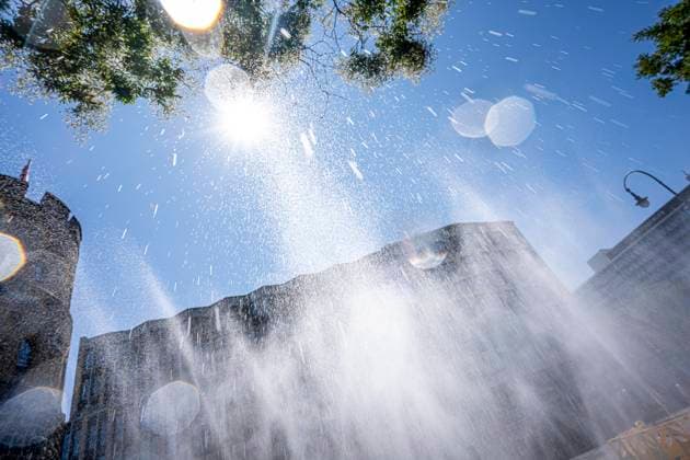 Cooling Cologne, Aktion der Stadt Köln zur Abkühlung von Hitzebelasteten Plätzen, hier der Rudolfplatz in der Innenstadt, bei knapp 37Â°C an dem Tag, ein Sprühschlauch verspritzt feine Wassertröpfen, die die unmittelbare Umgebung einige Grade abkühlt, eine Aktion die bei extremer Hitzebelastung vorgenommen wird, zur Anpassung des Stadtklimas an den Klimawandel, Passanten genießen den kühlenden Moment, dazu gibts Tipps zum Umgang mit Extremhitze, NRW, Deutschland, Extremhitze *** Cooling Cologne, a City of Cologne initiative to cool down areas affected by heat, here at Rudolfplatz in the city center, with temperatures nearing 37°C that day, a spray hose disperses fine droplets of water that cool the immediate surroundings by a few de