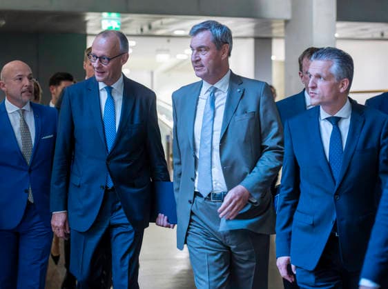 Hoffmann + Merz + Söder + Frei - Pressekonferenz nach der Fraktionssitzung. EUR, Deutschland, Berlin: 29.07.2026: Auf dem Weg zur PK. (l-r) Alexander Hoffmann (CSU) stellv. Vorsitzender der CDU CSU-Bundestagsfraktion, Bundeskanzler Friedrich Merz (CDU), Markus Söder (CSU) Ministerpäsident des Freistaates Bayern, Thorsten Frei (CDU) Vorsitzender der CDU CSU-Bundestagsfraktion. Pressekonferenz nach der Fraktionssitzung. *** Hoffmann, Merz, Söder, Frei: Press Conference Following the Parliamentary Group Meeting, EUR, Germany, Berlin, July 29, 2026. On the way to the press conference: Alexander Hoffmann (CSU), Deputy Chair of the CDU CSU parliamentary group in the Bundestag; Federal Chancellor Friedrich Merz (CDU); Markus Söder (CSU), Mi