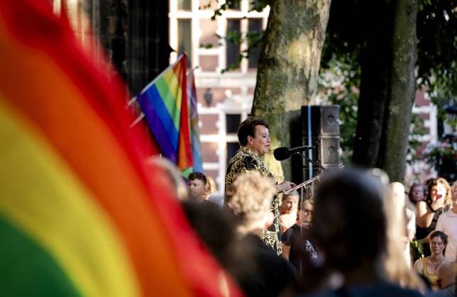 UTRECHT - Mayor Sharon Dijksma speaks during a memorial service on Domplein for the victims of the attack in Berlin, where a man drove a vehicle into a crowd of people at Pride. One person was killed and dozens were injured. ROBIN VAN LONKHUIJSEN ANP netherlands out - belgium out  Copyright: xx x564530008x originalFilename: 564530008.jpg