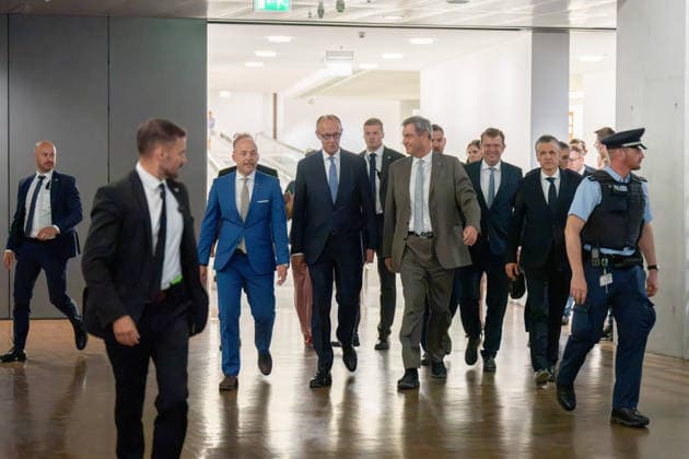 Pressestatement, Sondersitzung, CDU CSU-Bundestagsfraktion Bundestag, Jakob-Kaiser-Haus, Pressestatement, Sondersitzung, CDU CSU-Bundestagsfraktion, Bundeskanzler, Friedrich Merz, Fraktionsvorsitzender, Thorsten Frei, Alexander Hoffmann, Markus Söder, Ministerpräsident, Bayern Berlin Berlin GER *** Press Statement, Special Session, CDU CSU Parliamentary Group in the Bundestag, Jakob Kaiser House, Press Statement, Special Session, CDU CSU Parliamentary Group in the Bundestag, Federal Chancellor, Friedrich Merz, Parliamentary Group Chair, Thorsten Frei, Alexander Hoffmann, Markus Söder, Minister-President, Bavaria Berlin Berlin GER