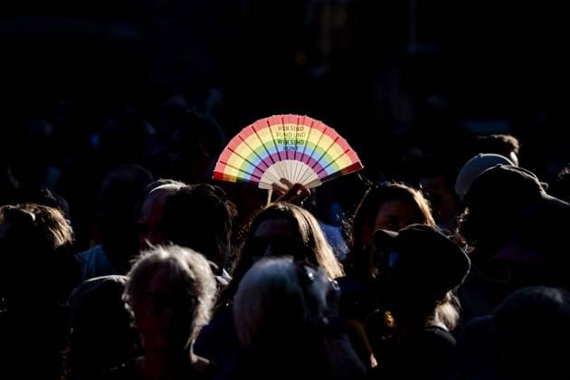 UTRECHT - A mourner holds up a fan during a memorial service on Domplein for the victims of the attack in Berlin, where a man drove a vehicle into a crowd at Pride. One person was killed and dozens were injured. ROBIN VAN LONKHUIJSEN ANP netherlands out - belgium out  Copyright: xx x564530345x originalFilename: 564530345.jpg