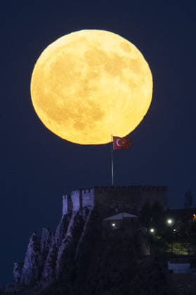 Full moon rises above Turkish capital Ankara ANKARA, TURKIYE - JULY 29: Full moon rises in the evening sky, creating a scenic view with the historic Ankara Castle in Ankara, Turkiye, on July 29, 2026. Ismail Kaplan Anadolu Ankara Turkey. Editorial use only. Please get in touch for any other usage.  Copyright: x2026xAnadoluxIsmailxKaplanx