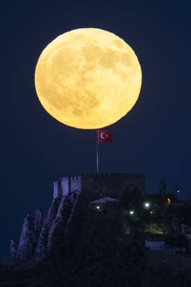 Full moon rises above Turkish capital Ankara ANKARA, TURKIYE - JULY 29: Full moon rises in the evening sky, creating a scenic view with the historic Ankara Castle in Ankara, Turkiye, on July 29, 2026. Ismail Kaplan Anadolu Ankara Turkey. Editorial use only. Please get in touch for any other usage.  Copyright: x2026xAnadoluxIsmailxKaplanx