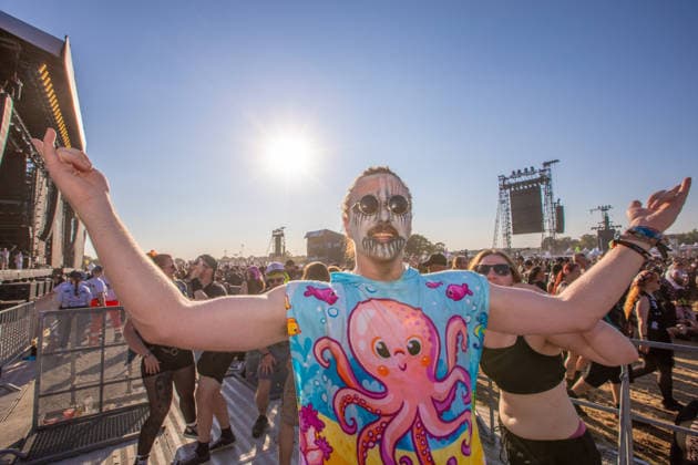 Das 35. Wacken Open Air ist offiziell eröffnet. Heute um 15 Uhr und 30 Minuten eröffnete das sonnigste Wacken Open Air seit Jahren seine Tore und das Infield für zehntausende Fans, die vor die Bühnen stürmten. Wacken Wacken open Air Schleswig Holstein Deutschland IVDJ7850 *** The 35th Wacken Open Air is officially open. Today at 3:30 p.m., the sunniest Wacken Open Air in years opened its gates and the infield to tens of thousands of fans, who rushed toward the stages Wacken Wacken Open Air Schleswig-Holstein Germany IVDJ7850