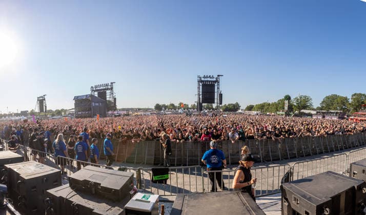 Das 35. Wacken Open Air ist offiziell eröffnet. Heute um 15 Uhr und 30 Minuten eröffnete das sonnigste Wacken Open Air seit Jahren seine Tore und das Infield für zehntausende Fans, die vor die Bühnen stürmten. Wacken Wacken open Air Schleswig Holstein Deutschland IVDJ7668-Pano *** The 35th Wacken Open Air is officially open. Today at 3:30 p.m., the sunniest Wacken Open Air in years opened its gates and the infield to tens of thousands of fans, who rushed toward the stages Wacken Wacken Open Air Schleswig-Holstein Germany IVDJ7668 Pano